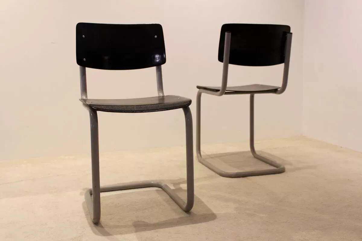 Illustration numéro 5 du produit Ensemble de six chaises industrielles en contreplaqué Gispen dans un cadre gris et wengé.